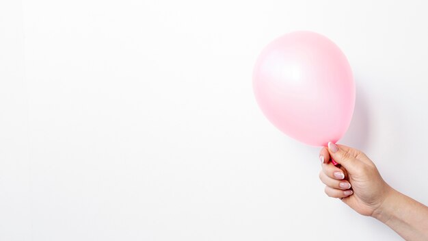 Vue latérale de la main tenant le ballon pour la Saint-Valentin