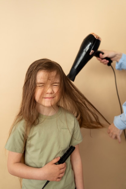 Photo gratuite vue latérale main tenant un sèche-cheveux