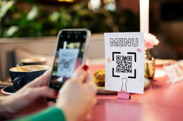 Vue latérale des mains scannant le code qr