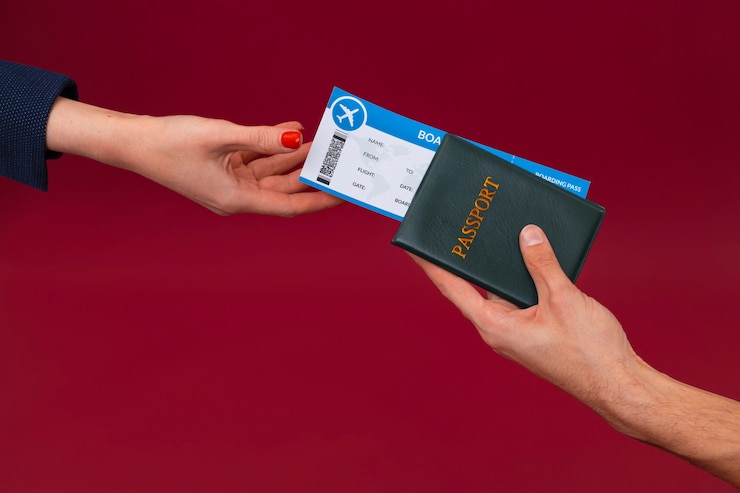 Photo gratuit vue latérale mains tenant un passeport