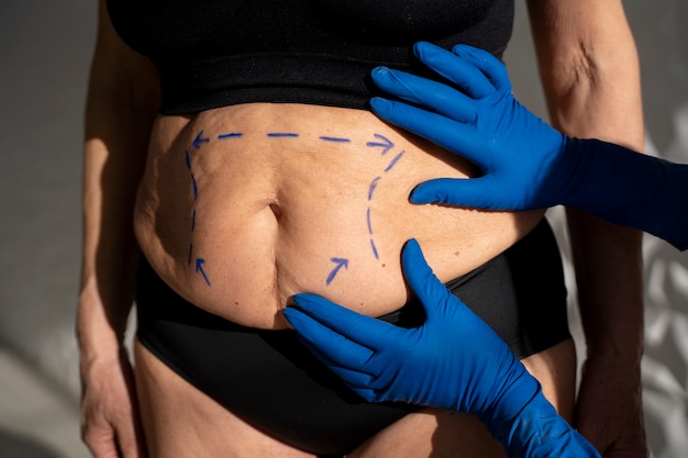 Vue latérale des mains touchant le corps de la femme