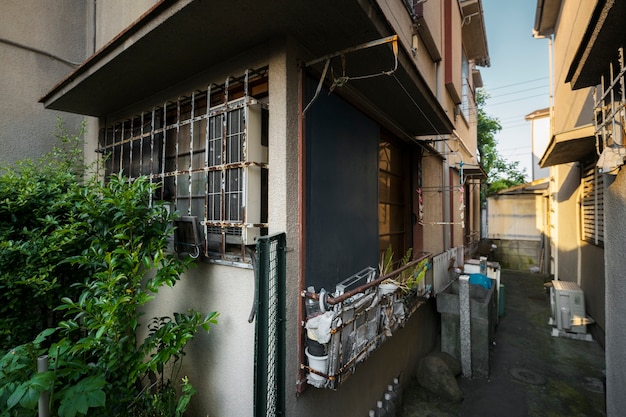 Vue latérale maison abandonnée rouillée