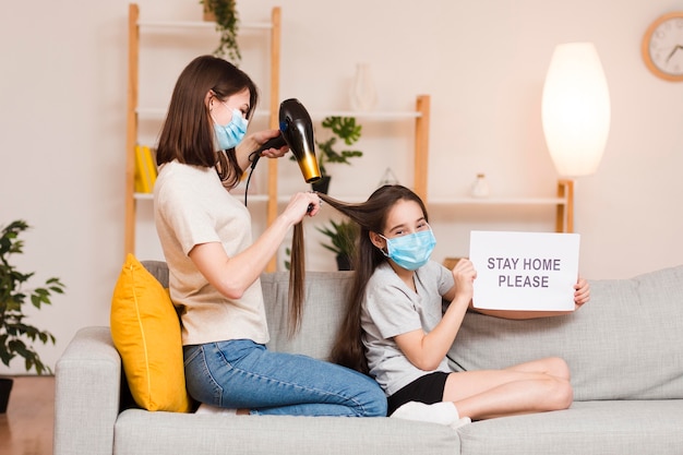 Photo gratuite vue latérale, maman, séchage, cheveux fille