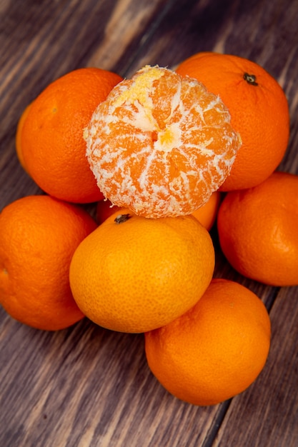 Vue latérale des mandarines mûres fraîches sur une surface en bois rustique