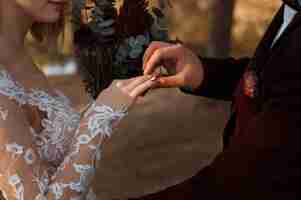 Photo gratuite vue latérale mariée portant une bague de mariage