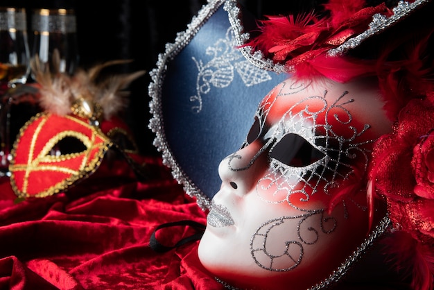 Vue latérale des masques de carnaval