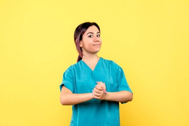 Vue latérale d'un médecin le bon médecin parle de lavage des mains