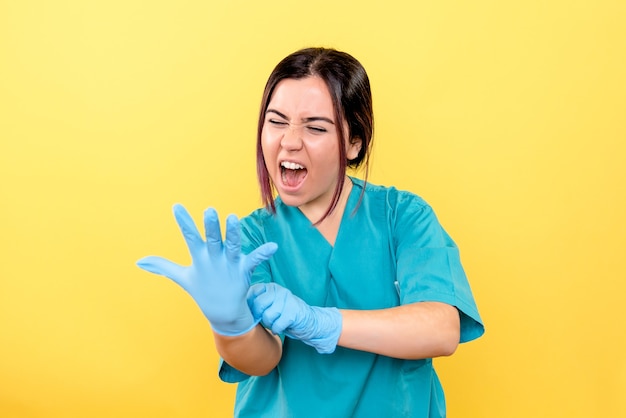 La vue latérale d'un médecin encourage les gens à porter des gants pendant la pandémie de covid