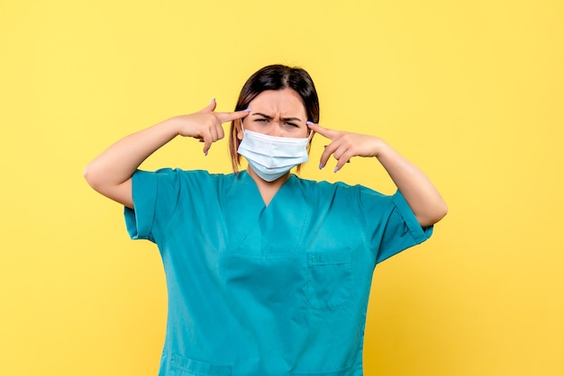 La vue latérale d'un médecin encourage les gens à porter un masque pendant une pandémie