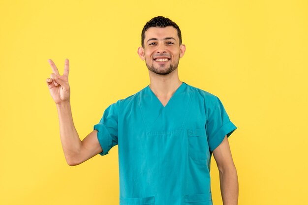 La vue latérale d'un médecin est heureuse