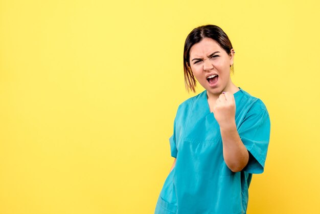 Vue latérale d'un médecin est heureux que le patient se soit rétabli