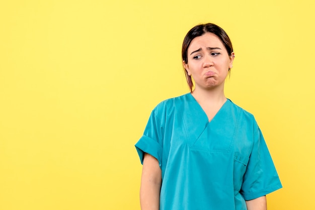 Photo gratuite la vue latérale d'un médecin est mécontente du comportement des patients