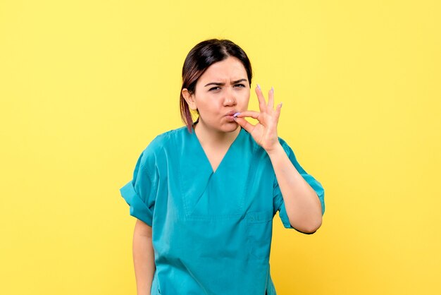 La vue latérale d'un médecin est surpris par les plaintes de patients atteints de maladies graves