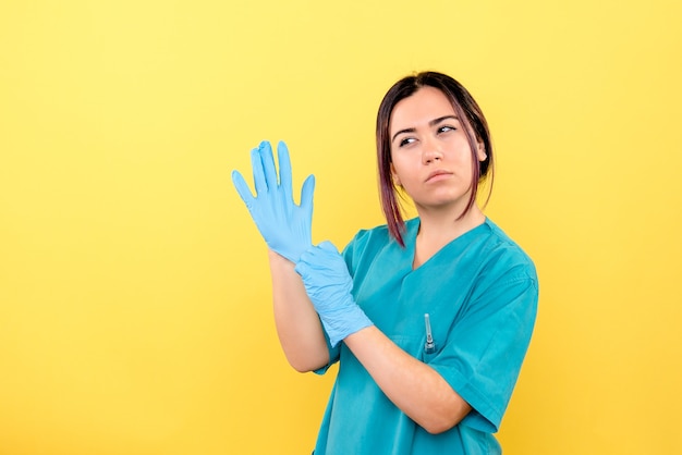 Vue latérale d'un médecin en gants avertit les gens de la pandémie de coronavirus