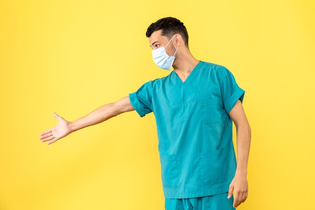 Vue latérale d'un médecin en masque un médecin parle de porter des masques pendant pamdemic