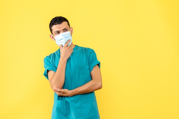 Vue latérale d'un médecin masqué Un médecin pense à la pandémie de coronavirus