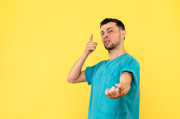 Vue latérale d'un médecin Un médecin dit qu'il est important de maintenir la distance sociale pendant une pandémie