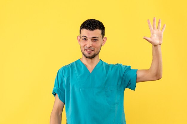 Photo gratuite vue latérale d'un médecin un médecin a énuméré les noms des médicaments contre le coronavirus