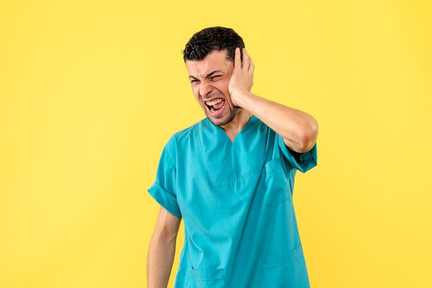 Vue latérale d'un médecin, un médecin explique comment traiter la douleur à l'oreille