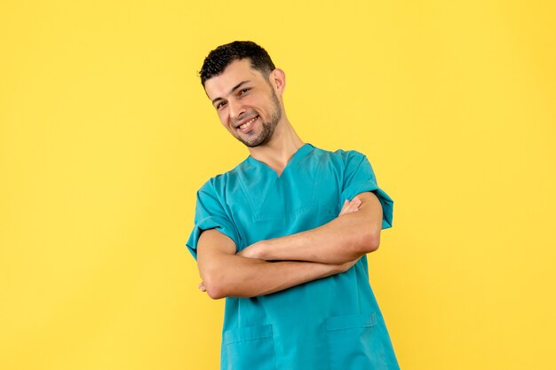 Vue latérale d'un médecin médecin souriant parle de moyens de protection contre le COVID-