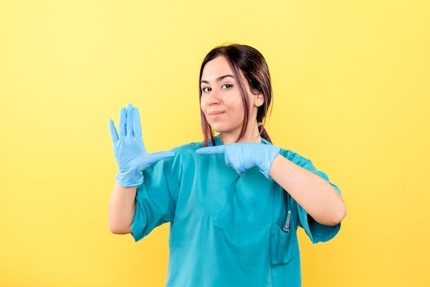 Vue latérale d'un médecin parle de porter les gants médicaux