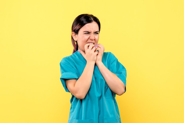 Vue latérale d'un médecin parle de ce qu'il ne faut pas faire pendant la maladie