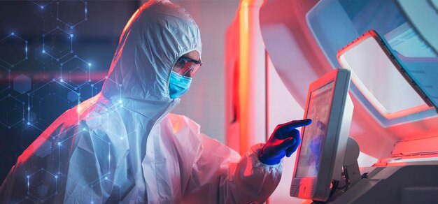 Vue latérale médecin portant une combinaison de matières dangereuses