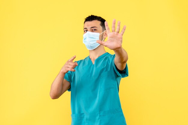 La vue latérale d'un médecin portant un masque encourage les gens à se laver les mains