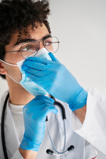 Vue latérale médecin portant un masque facial