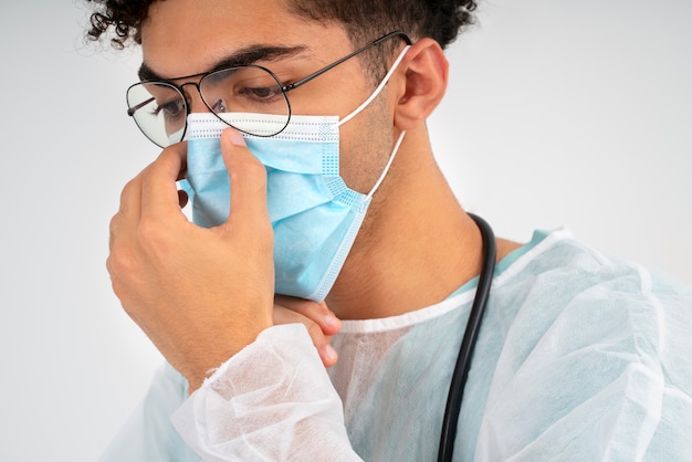 Vue latérale médecin portant un masque facial