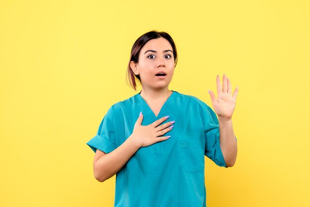 Vue latérale d'un médecin promet d'aider les patients