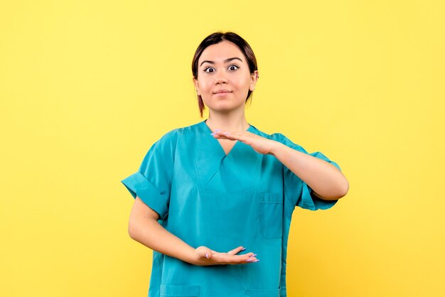 Vue latérale d'un médecin souriant médecin parle de patients atteints de maladies graves