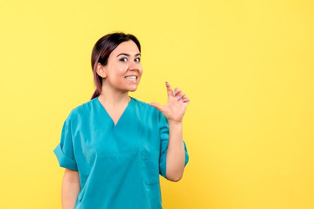 Vue latérale d'un médecin souriant médecin parle de patients récupérés