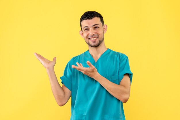 Vue latérale d'un médecin spécialiste souriant a guéri un patient dont le bras faisait mal