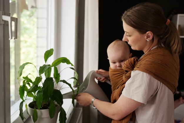 Vue latérale mère arrosant les plantes