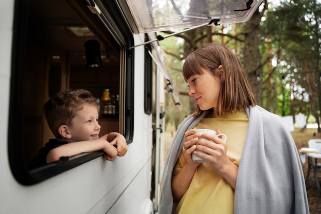 Vue latérale mère et enfant parlant