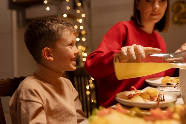 Photo gratuite vue latérale mère et enfant à table