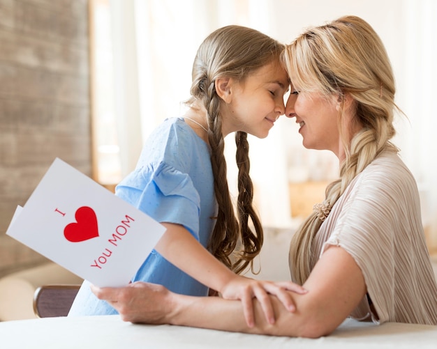 Photo gratuite vue latérale de la mère et de la fille montrant leur amour l'un pour l'autre