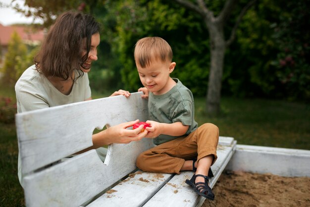 Vue latérale mère jouant avec bébé