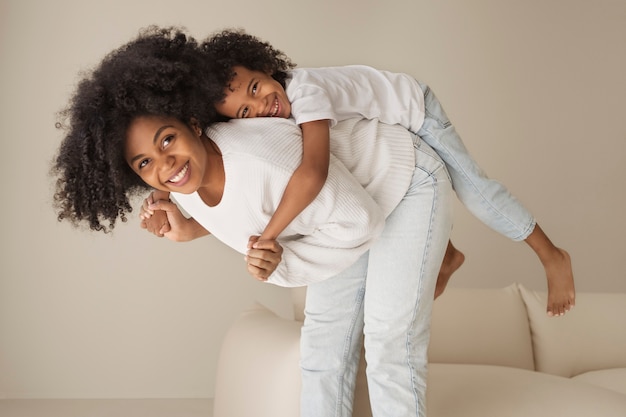 Vue latérale mère jouant avec un enfant