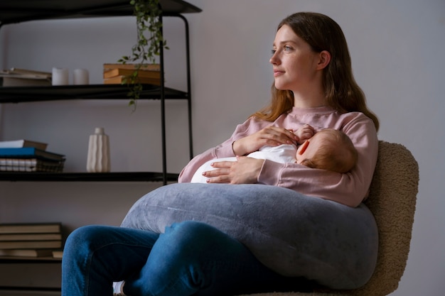 Vue latérale mère avec nouveau-né mignon