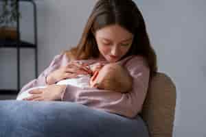 Photo gratuite vue latérale mère avec nouveau-né mignon