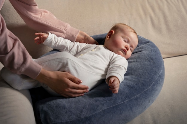 Vue latérale mère avec nouveau-né mignon