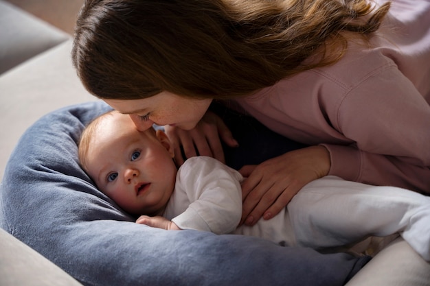 Photo gratuite vue latérale mère avec nouveau-né mignon