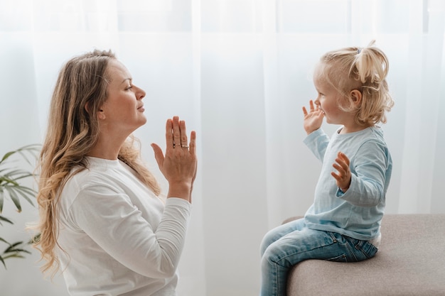 Photo gratuite vue latérale de la mère priant avec son enfant à la maison