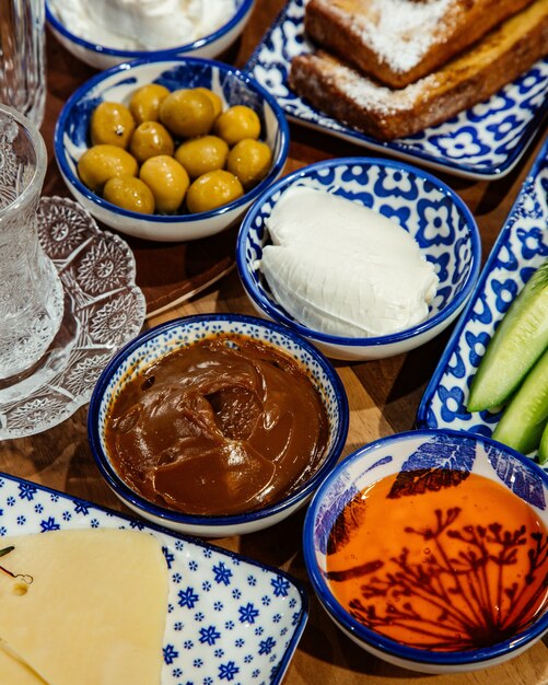 Vue latérale de la nourriture pour le petit déjeuner crème au chocolat au miel et sauce à la crème