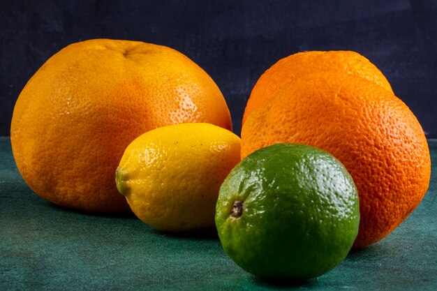 vue latérale oranges au pamplemousse et citron vert au citron