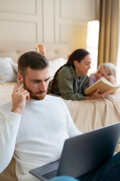 Photo gratuite vue latérale parents et enfant à la maison