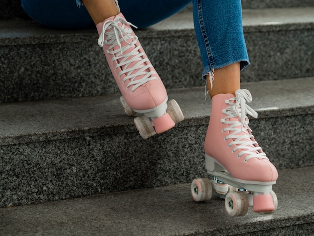 Vue latérale des patins à roulettes et des escaliers