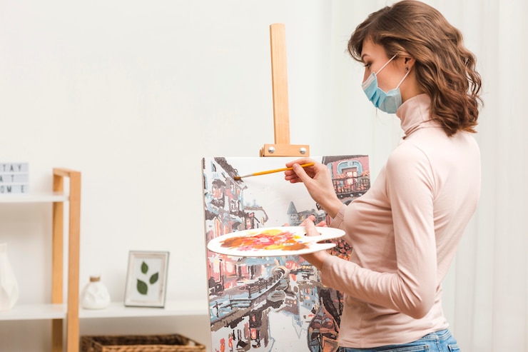 Photo gratuit vue latérale peinture féminine